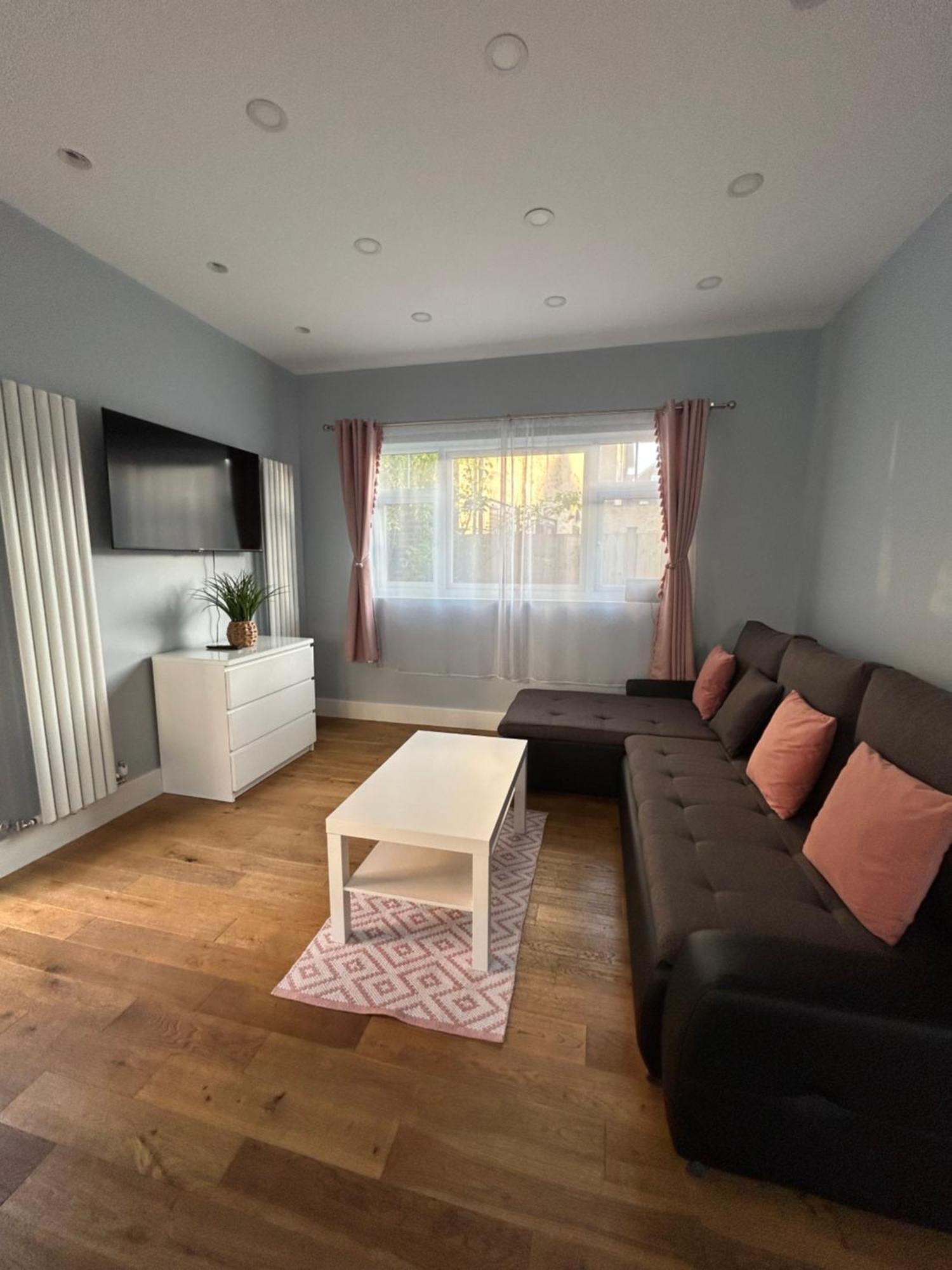 Dana'S Bungalow Horley Exteriör bild